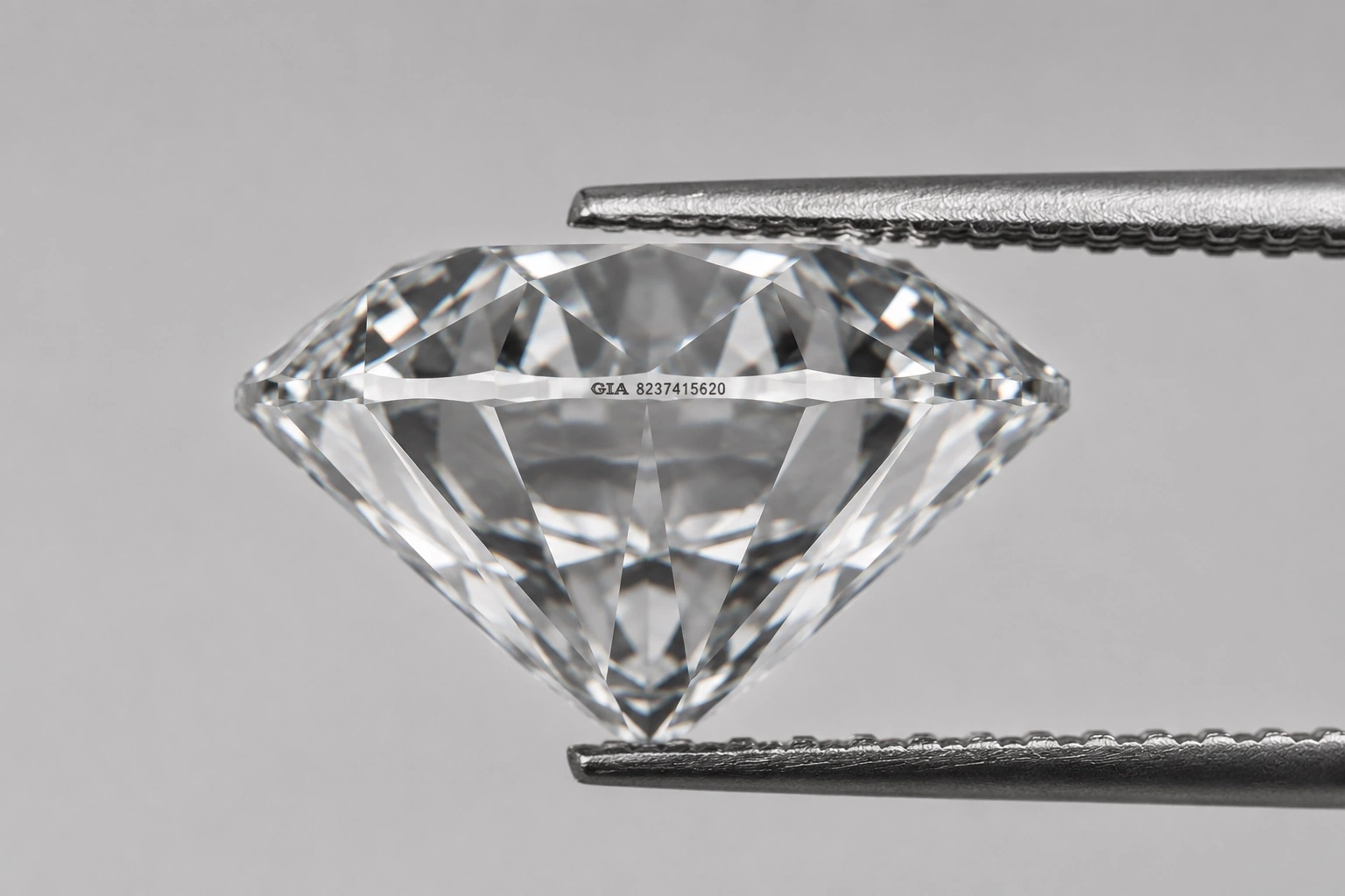 Incisione laser del numero del report sulla cintura di un diamante: identificazione e certificazione gemmologica