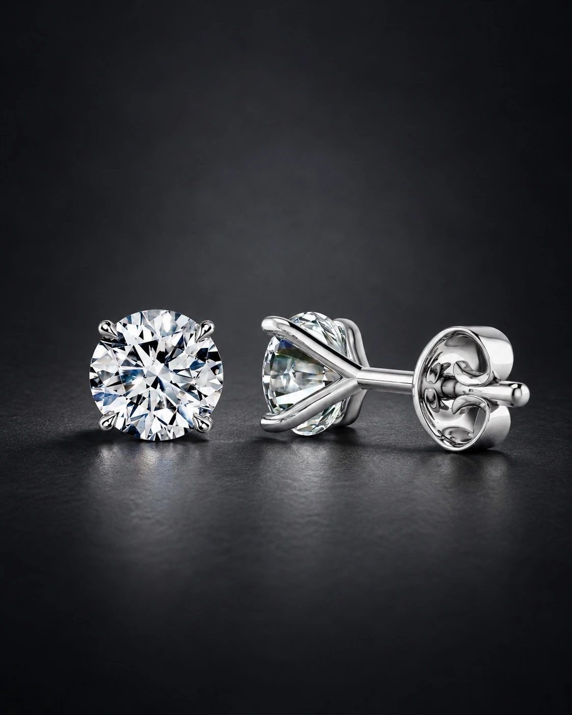 Orecchini punto luce: carati della coppia o del singolo diamante?