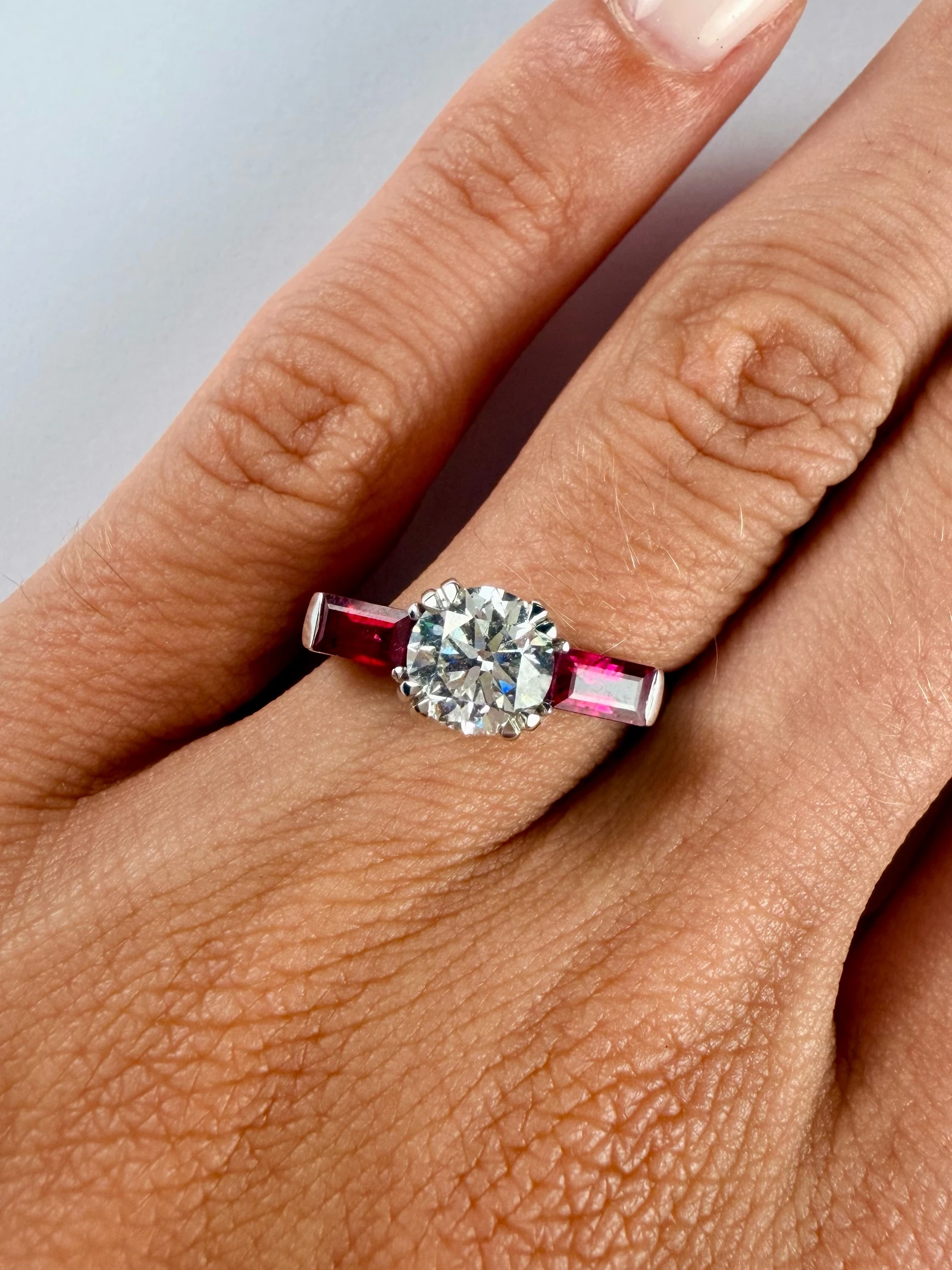Anello Solitario con Diamante e Rubini taglio baguette — vista 3