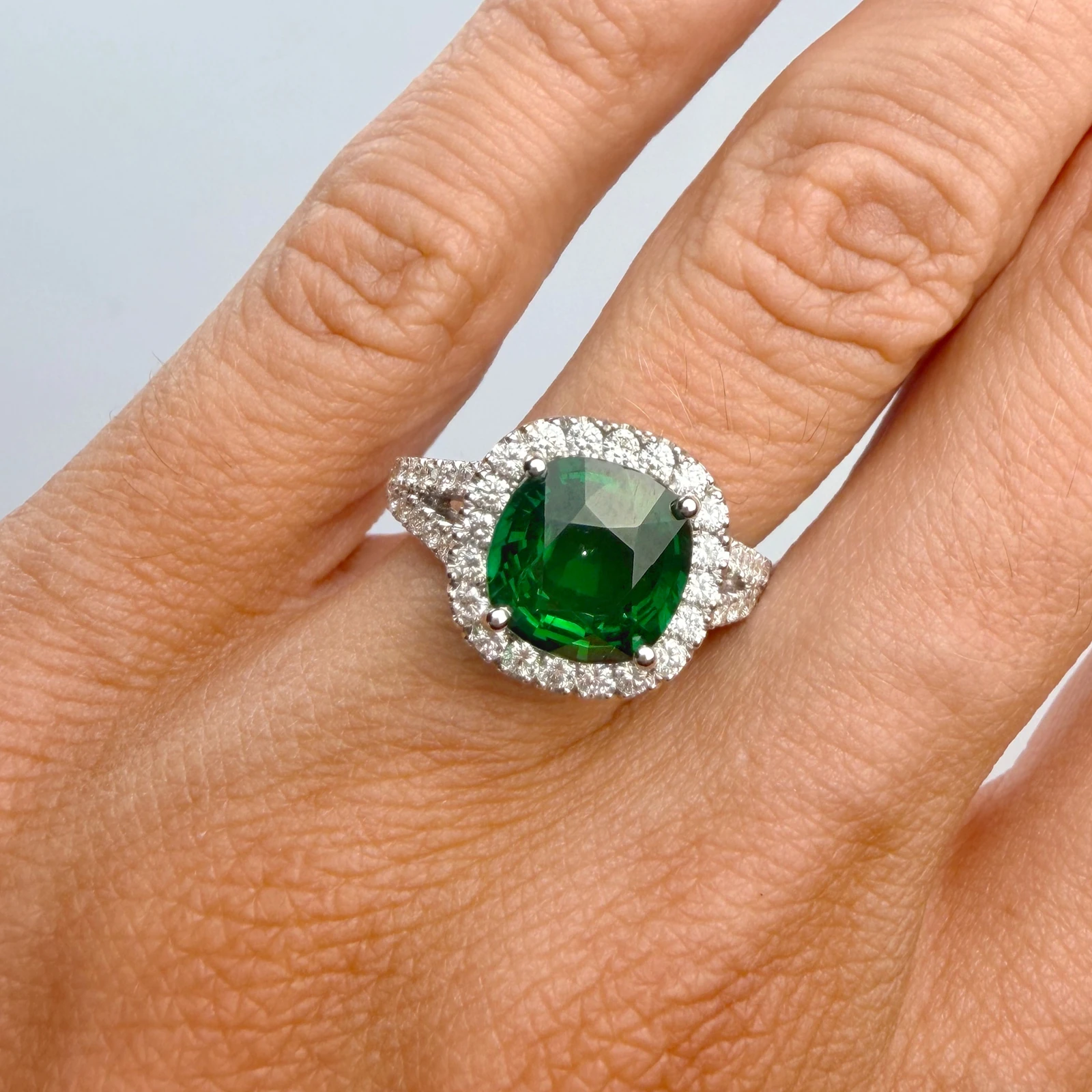 Anello Halo con Tsavorite taglio cuscino — vista 3