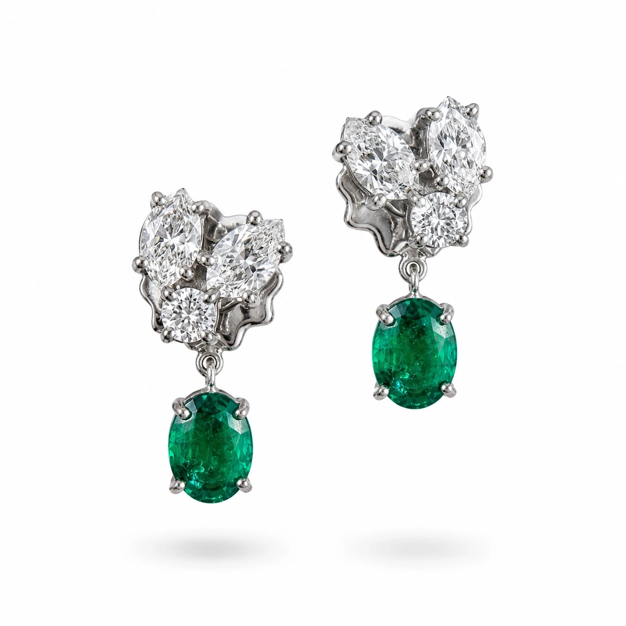 Orecchini pendenti con smeraldi e diamanti della collezione Heritage